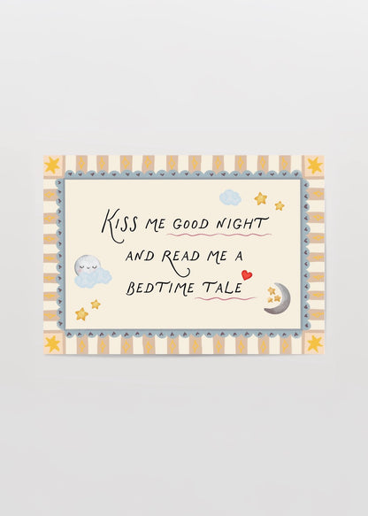 Ay, yıldız ve bulut illüstrasyonlarıyla çevrili "Kiss me good night and read me a bedtime tale" yazılı çocuk odası posteri.