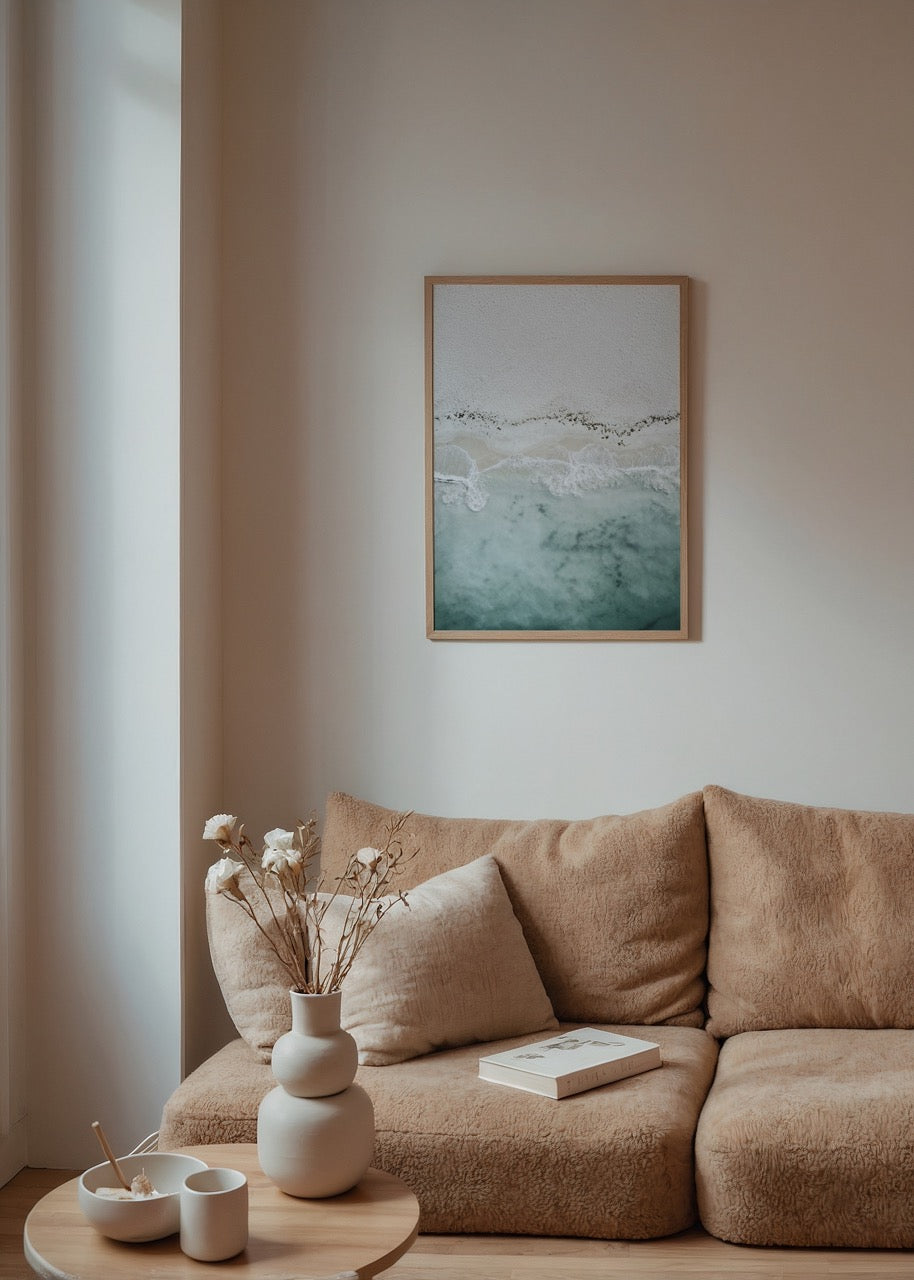 Beyaz kumlu sahil ve turkuaz deniz temalı kuş bakışı minimalist manzara posteri