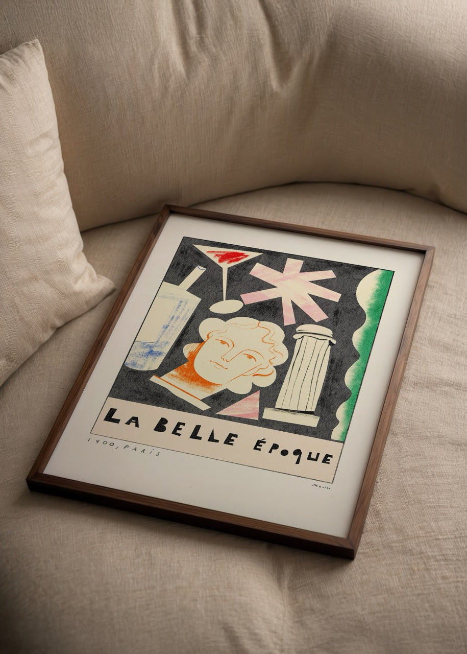 Mavisu Demirağ imzalı La Belle Époque posteri, 1900 Paris döneminden ilham alan pastel renkli, modern-retro sanat baskısı.
