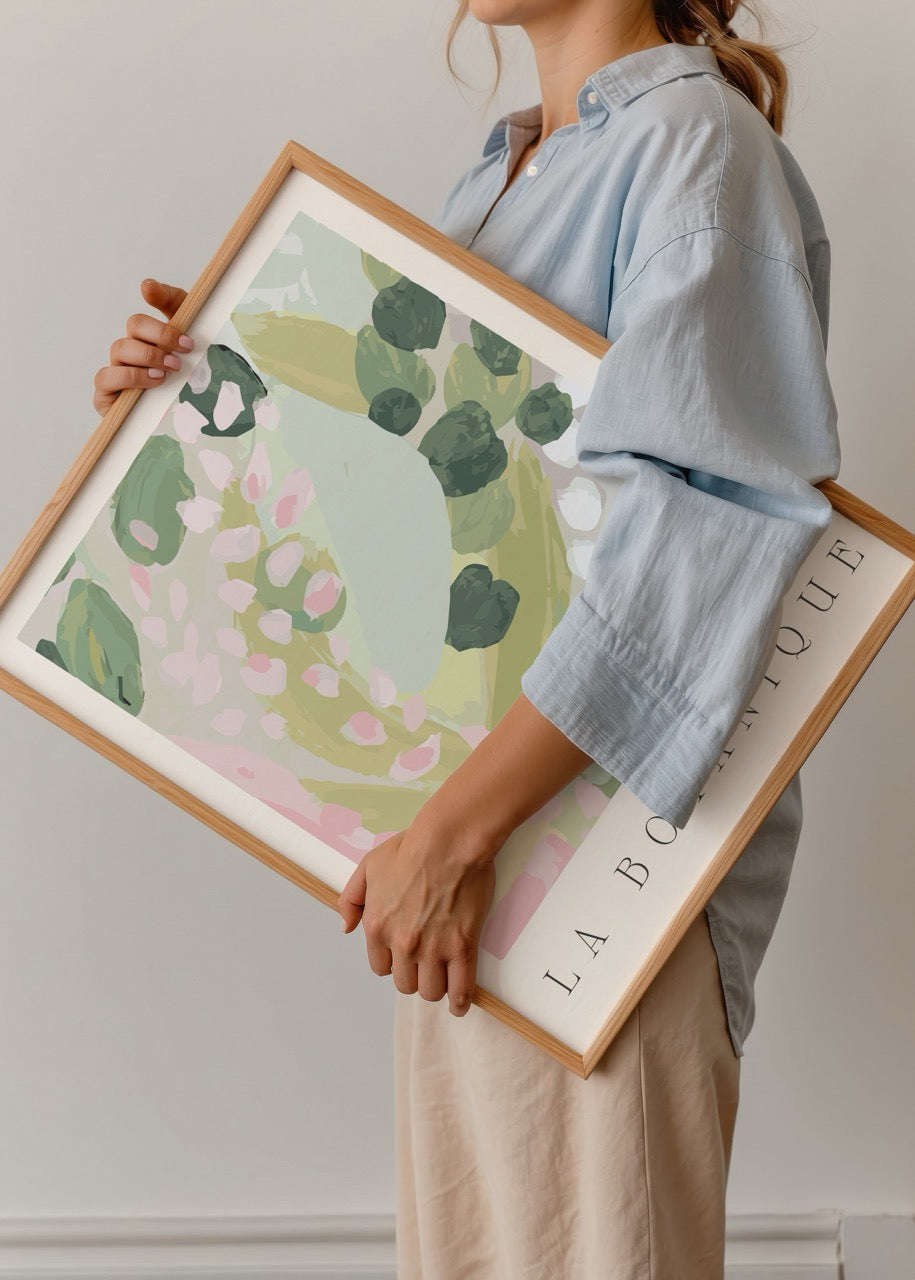 Pastel tonlarda yaprak ve çiçek desenlerinden oluşan soyut botanik poster baskı.