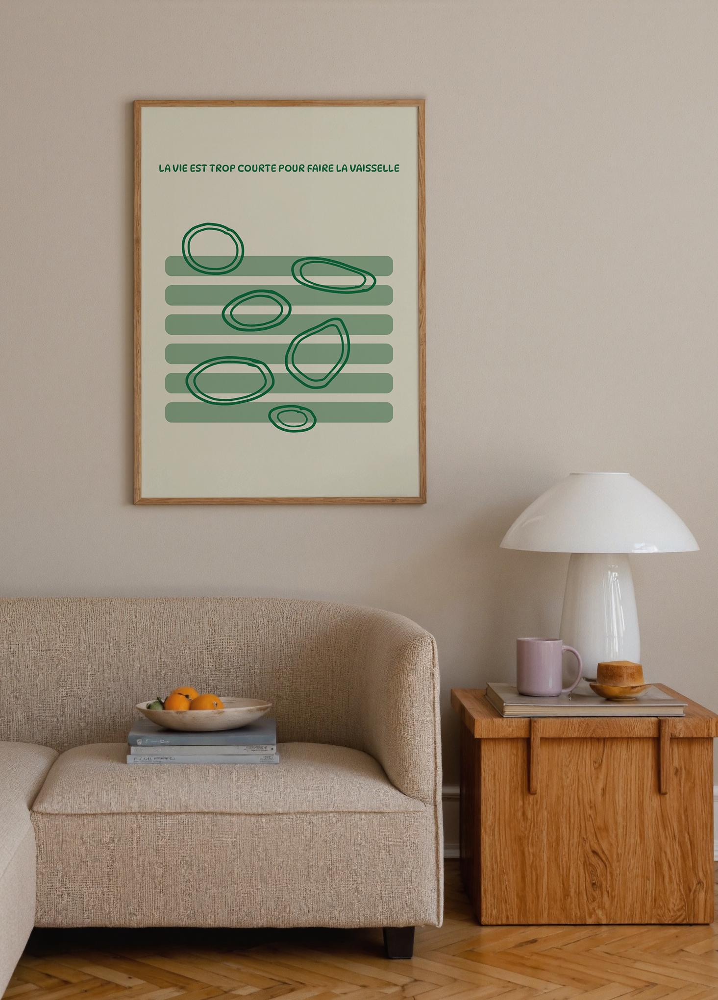 Krem zemin üzerinde yeşil tabak çizimleri ve Fransızca tipografi bulunan minimalist Dilara Güney posteri.
