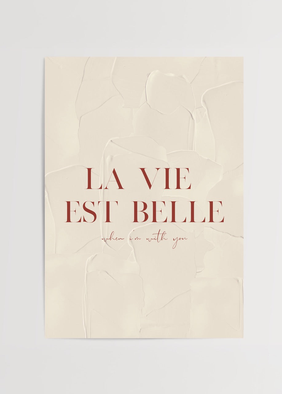 Bej dokulu arka plan üzerinde “La Vie Est Belle – When I&