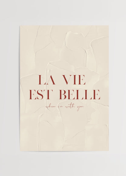 Bej dokulu arka plan üzerinde “La Vie Est Belle – When I&