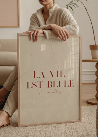Bej dokulu arka plan üzerinde “La Vie Est Belle – When I&