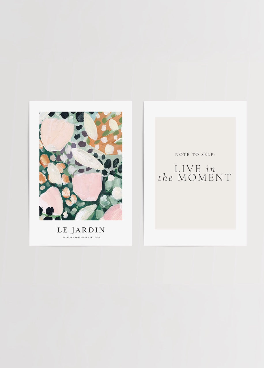 Le Jardin floral sanat posteri ve Live in the Moment tipografik posteri içeren ikili set