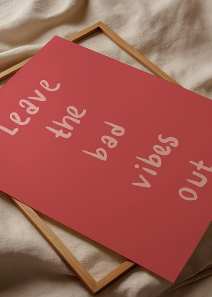 Leave The Bad Vibes Out yazılı kırmızı zeminli modern tipografi poster baskı