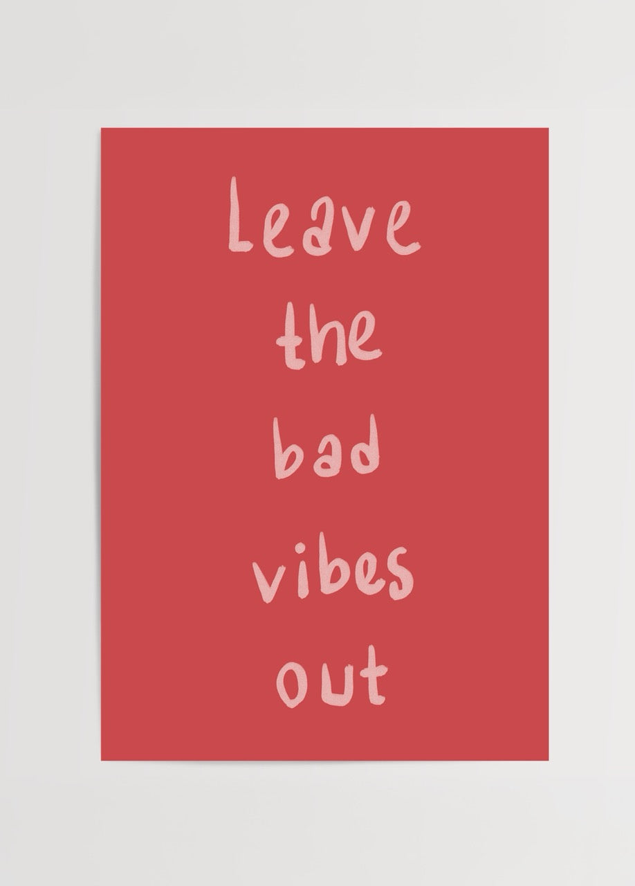Leave The Bad Vibes Out yazılı kırmızı zeminli modern tipografi poster baskı