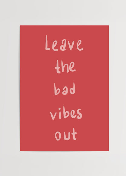 Leave The Bad Vibes Out yazılı kırmızı zeminli modern tipografi poster baskı