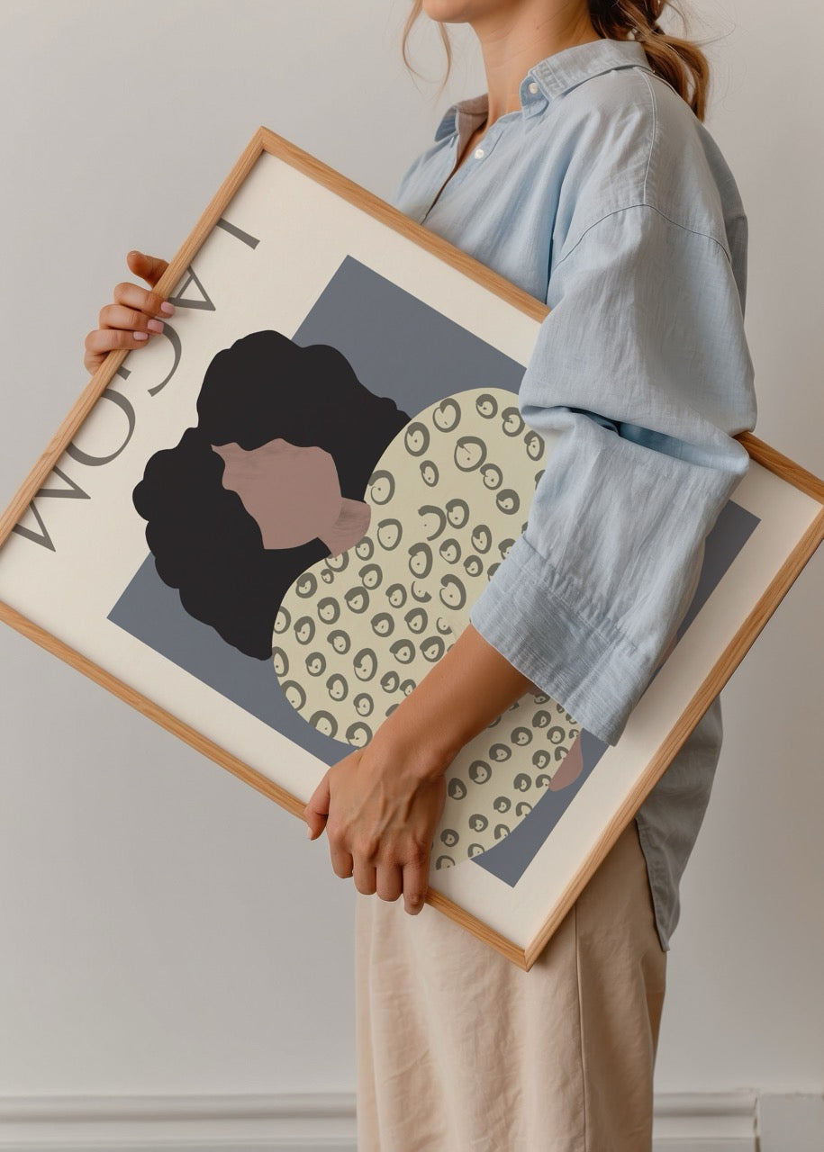 Leopar desenli giysiyle oturan güçlü kadın figürlü modern illüstrasyon poster
