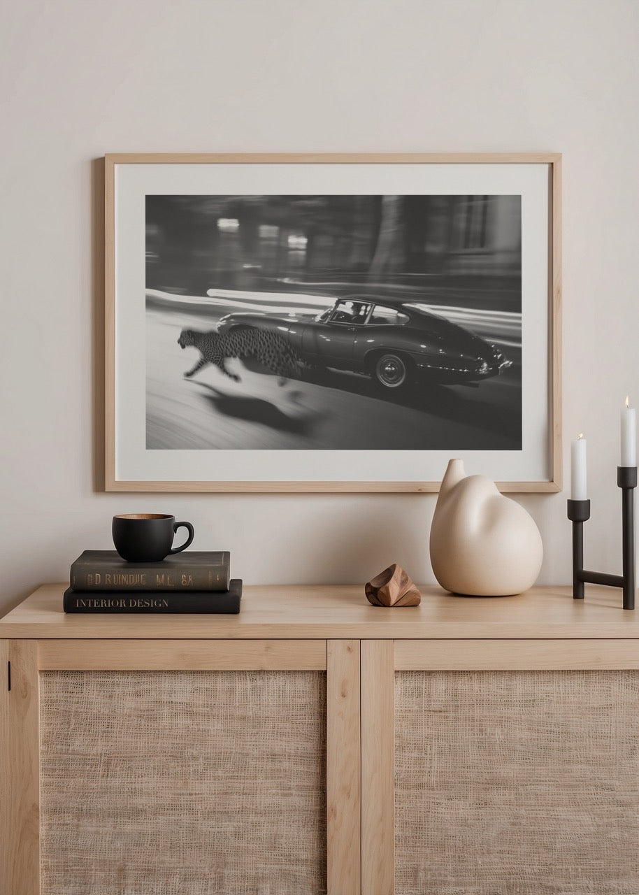 Koşan bir leopar ve klasik otomobili gösteren lüks siyah beyaz vintage fotoğraf