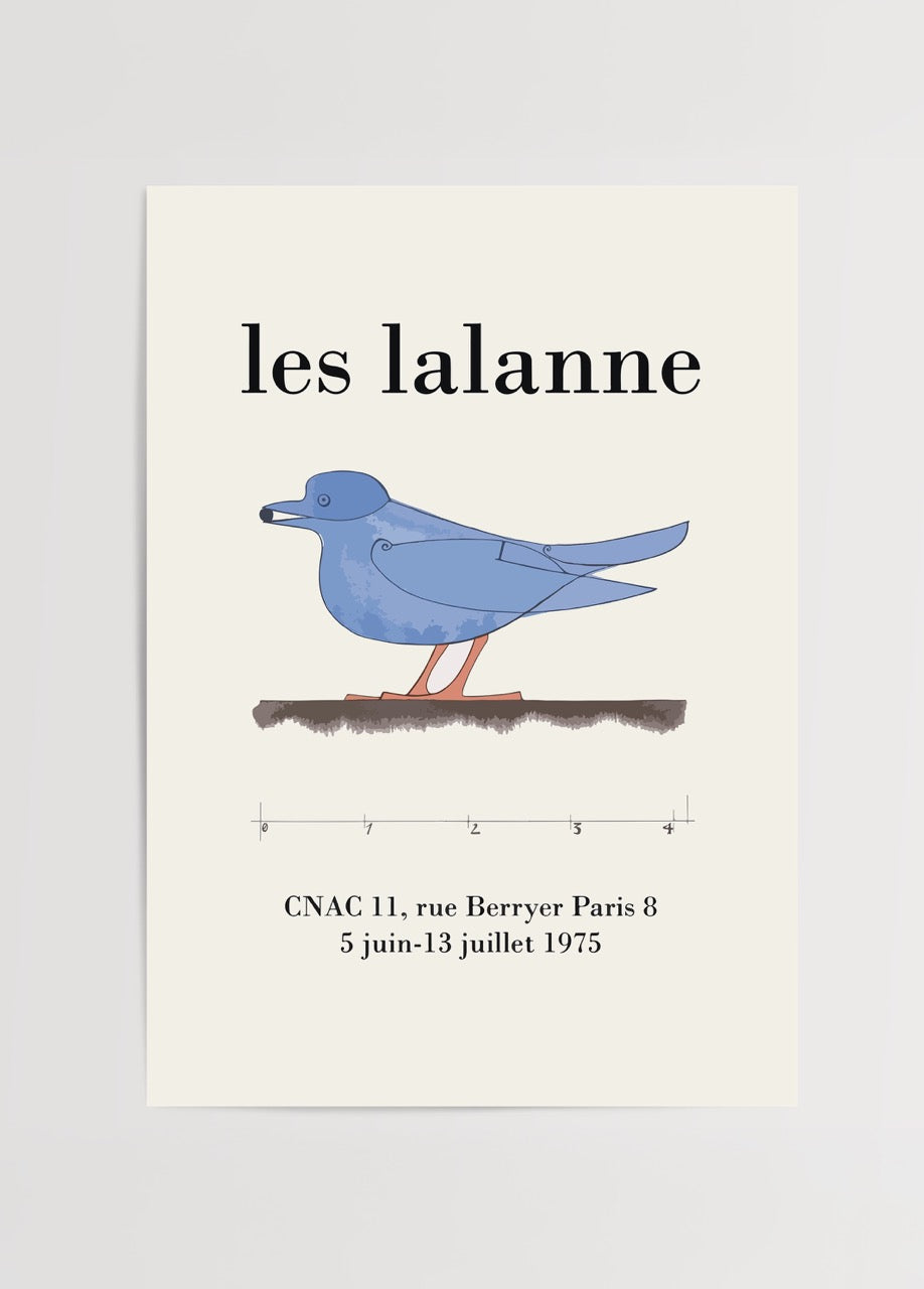 Bej zemin üzerinde teknik çizim stiliyle çizilmiş mavi kuş illüstrasyonu, üstte “les lalanne” yazısı ve Paris 1975 sergi bilgisi