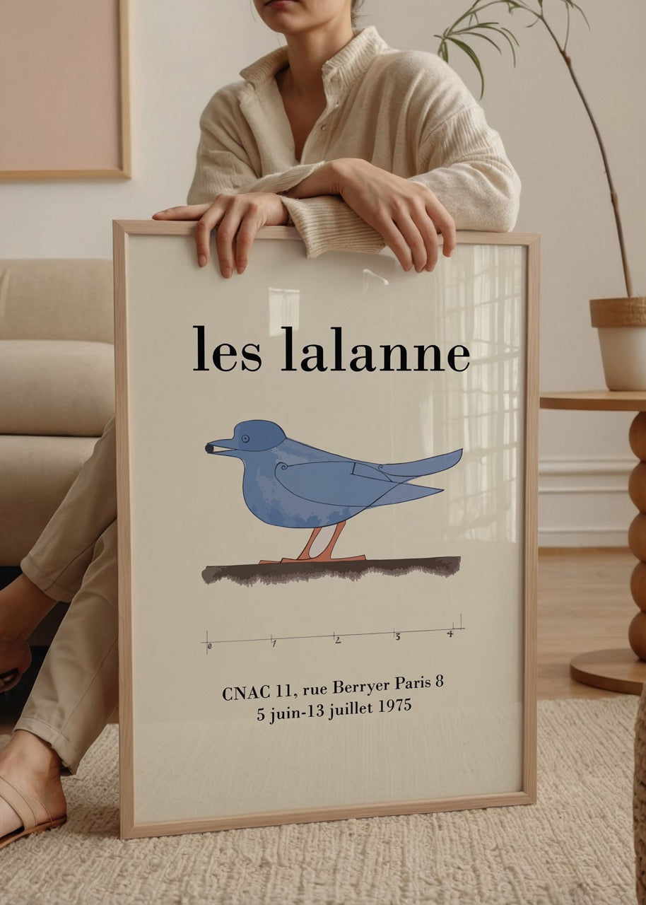 Bej zemin üzerinde teknik çizim stiliyle çizilmiş mavi kuş illüstrasyonu, üstte “les lalanne” yazısı ve Paris 1975 sergi bilgisi