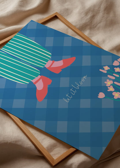 Mavi ekose desenli zemin üzerinde çiçek detaylı Let It Bloom yazılı modern illüstrasyon poster baskı