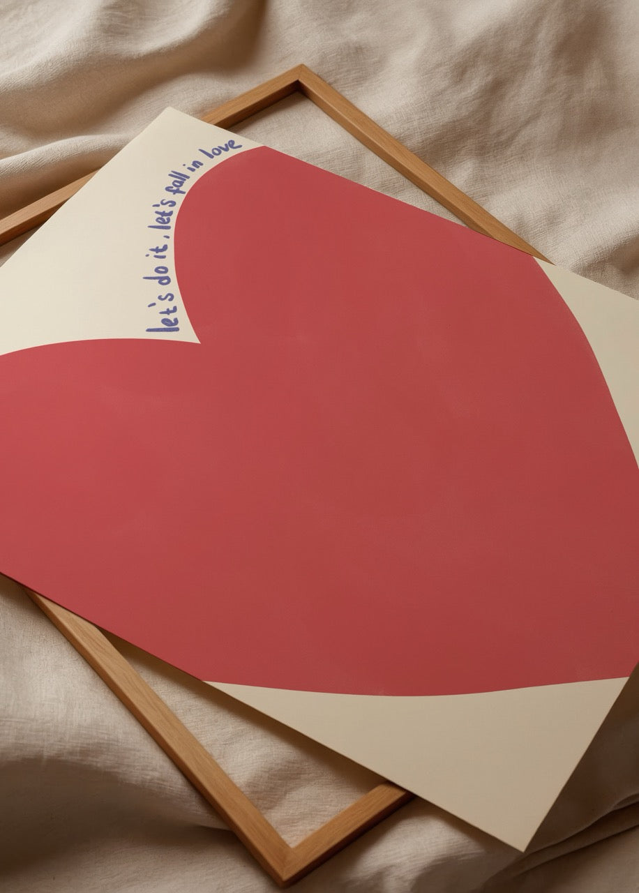 Büyük kırmızı kalp figürlü Let’s Fall In Love yazılı modern romantik poster baskı