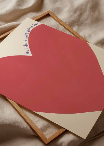 Büyük kırmızı kalp figürlü Let’s Fall In Love yazılı modern romantik poster baskı