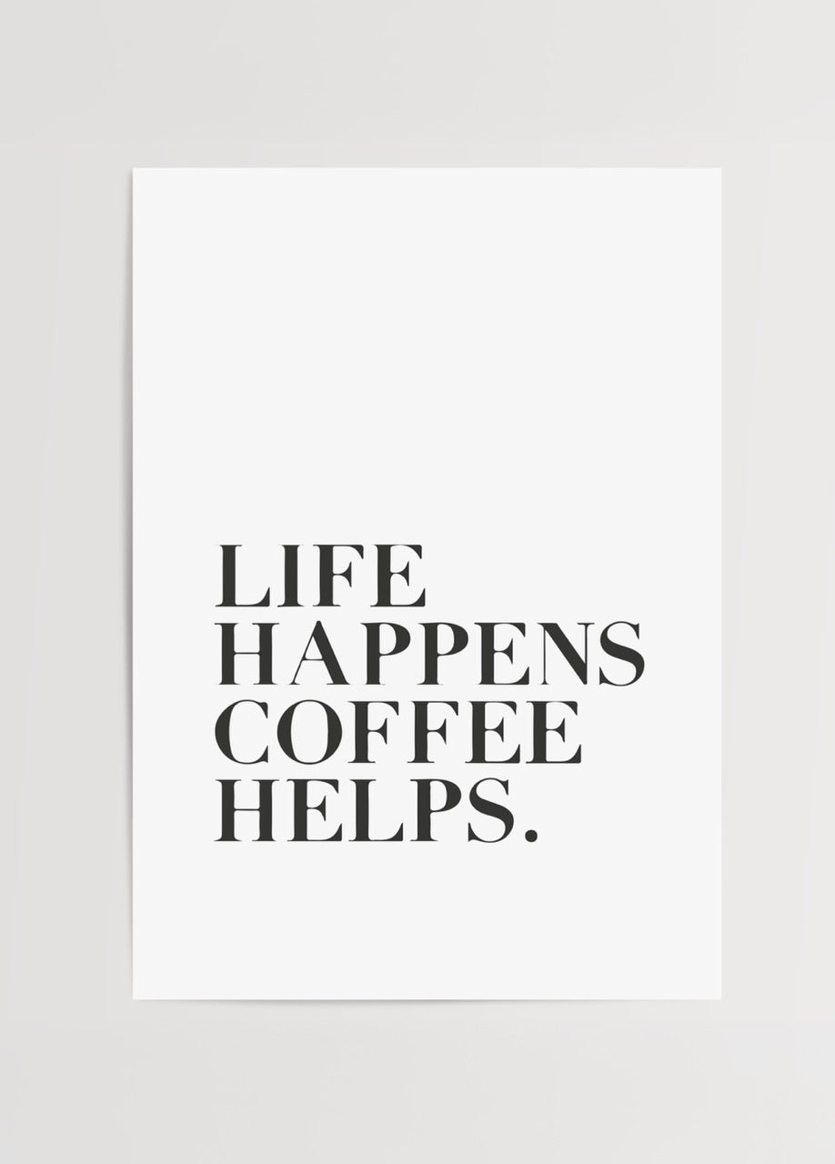 “Life Happens Coffee Helps” yazılı siyah beyaz tipografik kahve posteri.