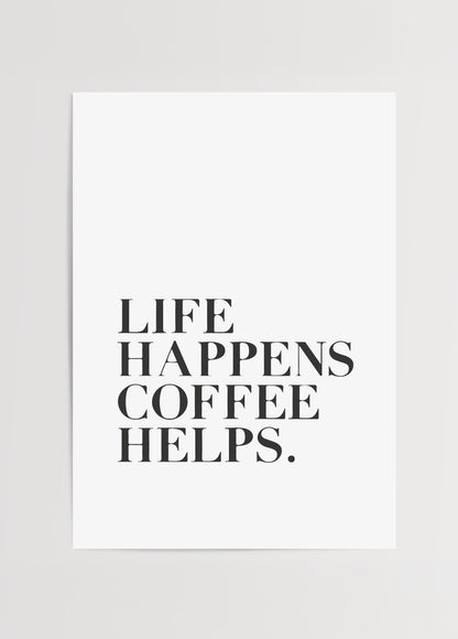 “Life Happens Coffee Helps” yazılı siyah beyaz tipografik kahve posteri.