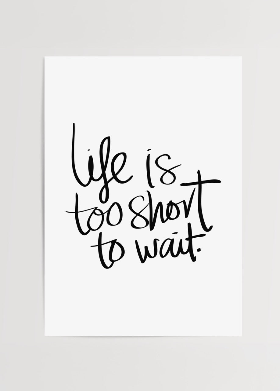 Life Is Too Short To Wait yazılı siyah beyaz minimal tipografi poster