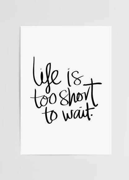 Life Is Too Short To Wait yazılı siyah beyaz minimal tipografi poster