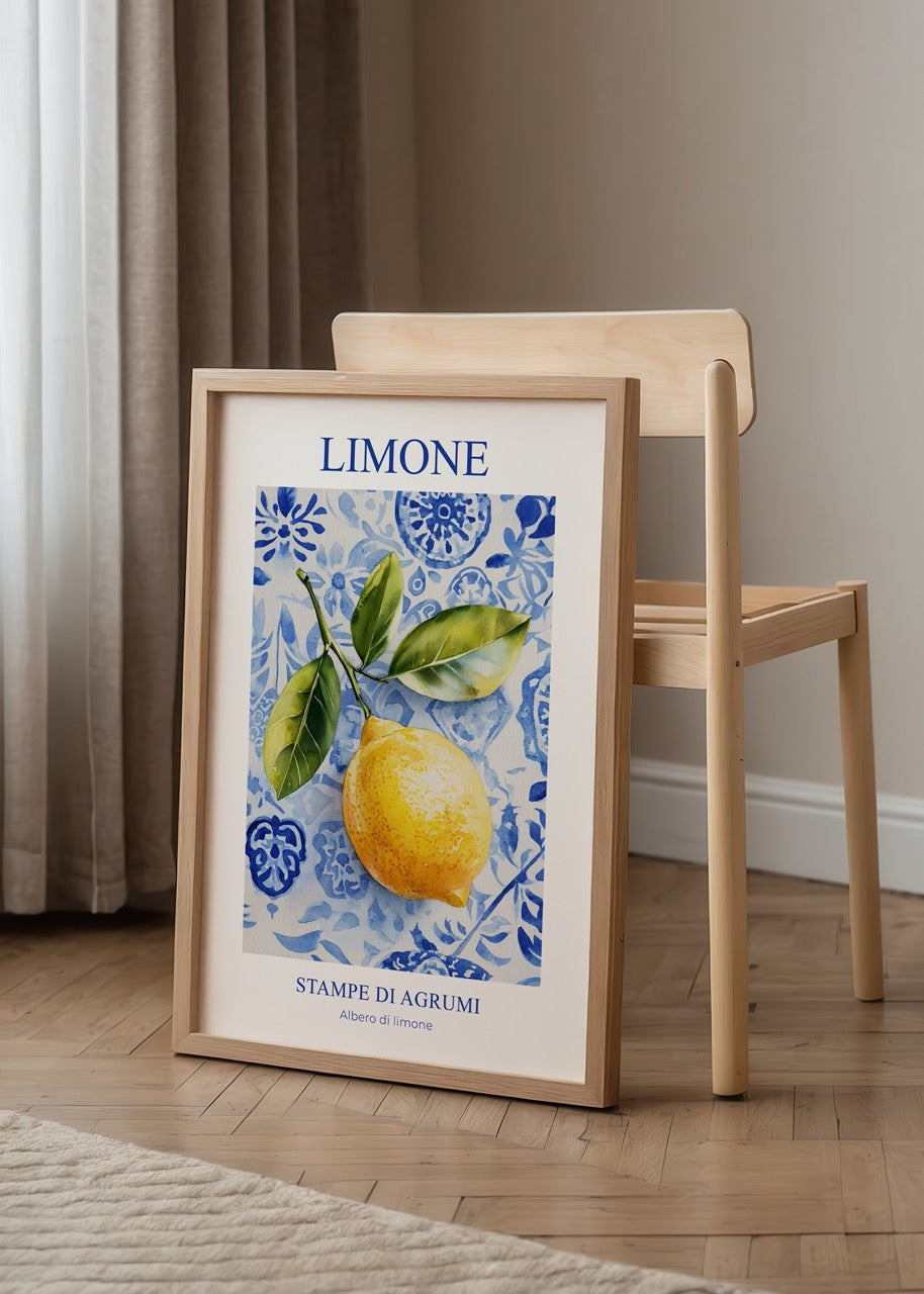 Mavi beyaz desenli arka plan üzerinde limon ve yaprak illüstrasyonlu Limone poster baskısı