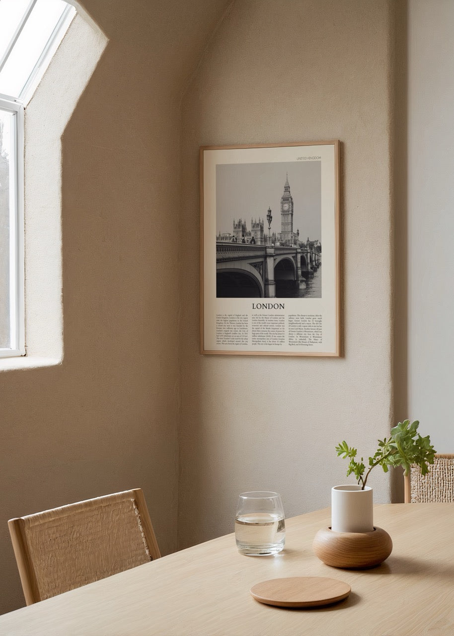 Big Ben ve Westminster Köprüsü’nün siyah beyaz fotoğrafı, alt kısmında Londra hakkında bilgi metni bulunan şehir temalı dekoratif poster.