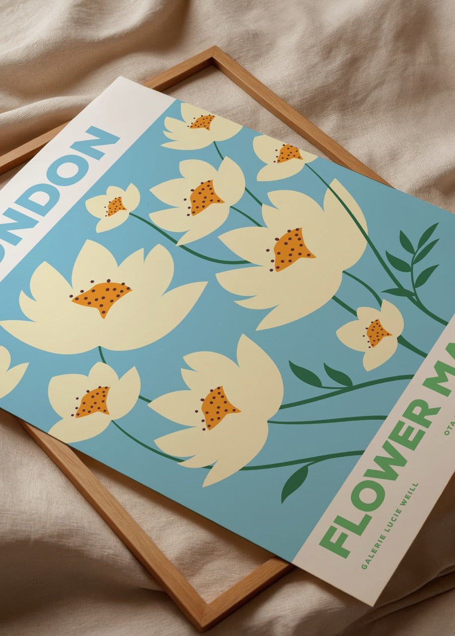 Mavi arka plan üzerinde krem renkli çiçek illüstrasyonlarıyla London Flower Market Poster