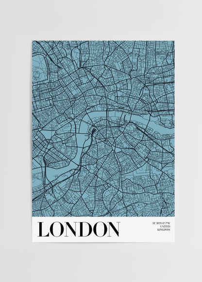 Mavi zemin üzerine siyah çizgilerle oluşturulmuş Londra şehir haritası posteri, modern ve minimalist dekor için tasarlanmıştır.