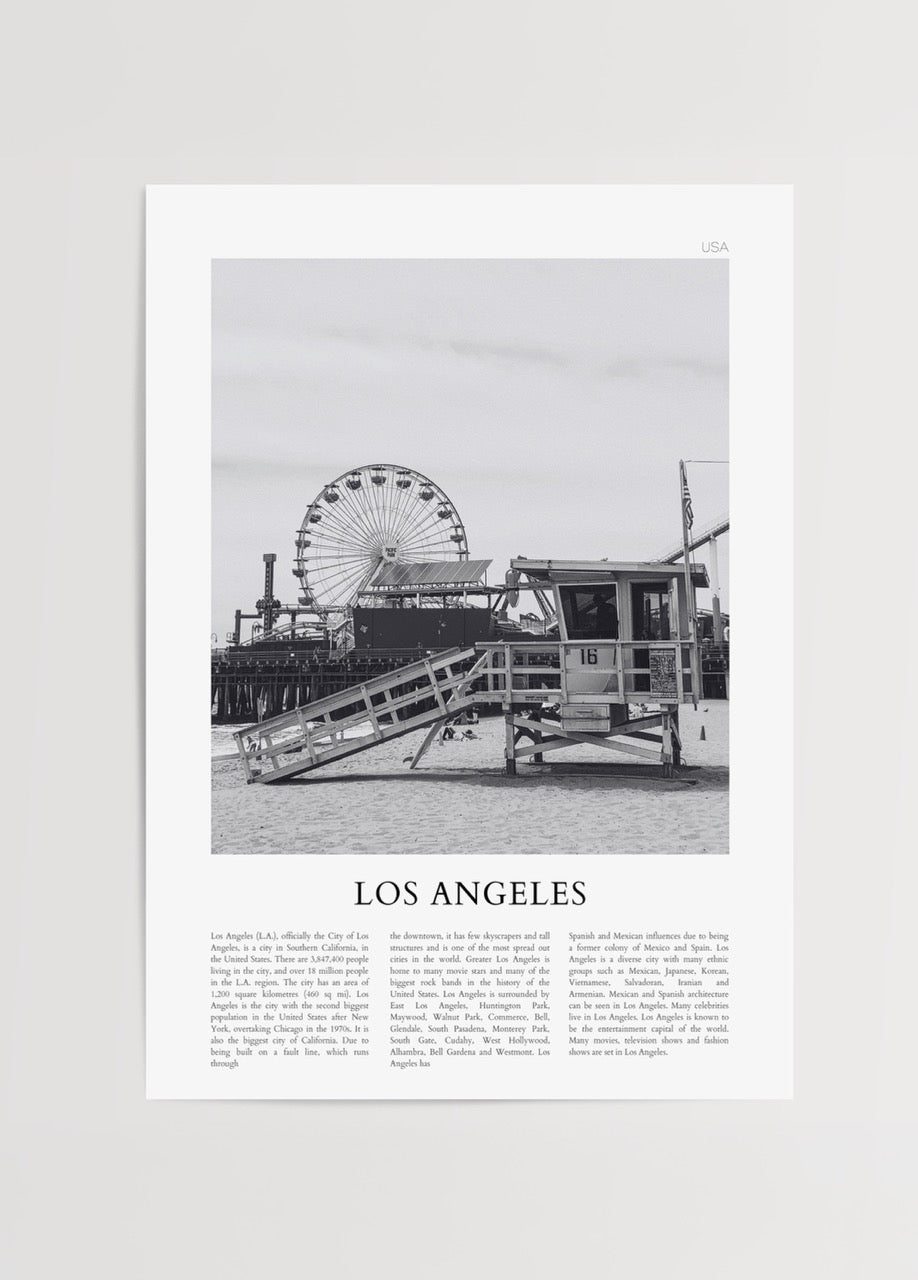 Santa Monica iskelesi ve sahil güvenlik kulübesiyle Los Angeles siyah beyaz şehir ve sahil posteri