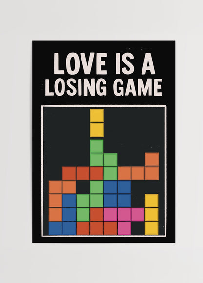 Özge Özcan Losing Game posteri; Tetris blokları ve “Love is a losing game” yazısıyla modern ve ironik bir illüstrasyon.