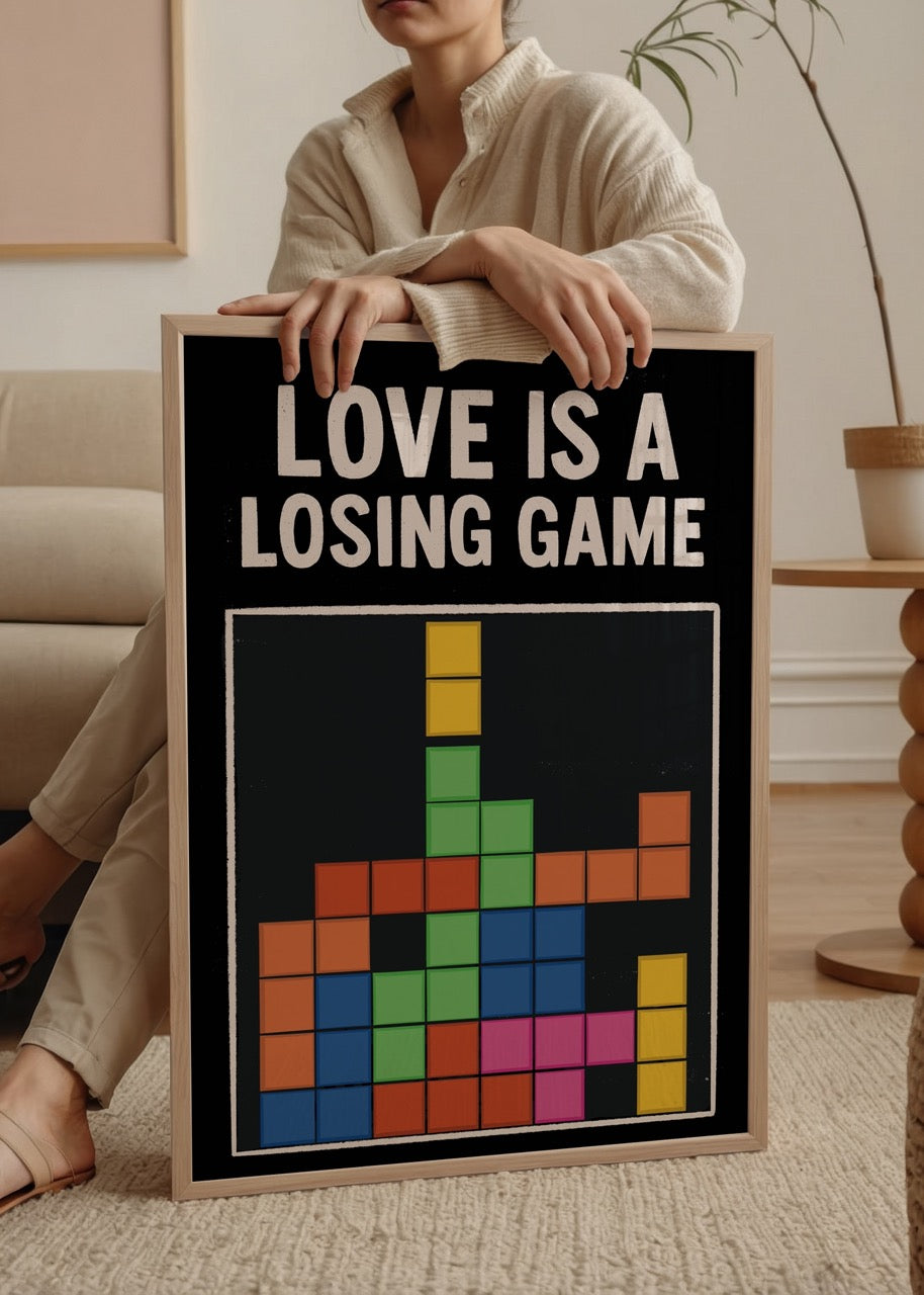 Özge Özcan Losing Game posteri; Tetris blokları ve “Love is a losing game” yazısıyla modern ve ironik bir illüstrasyon.