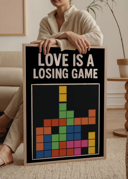 Özge Özcan Losing Game posteri; Tetris blokları ve “Love is a losing game” yazısıyla modern ve ironik bir illüstrasyon.