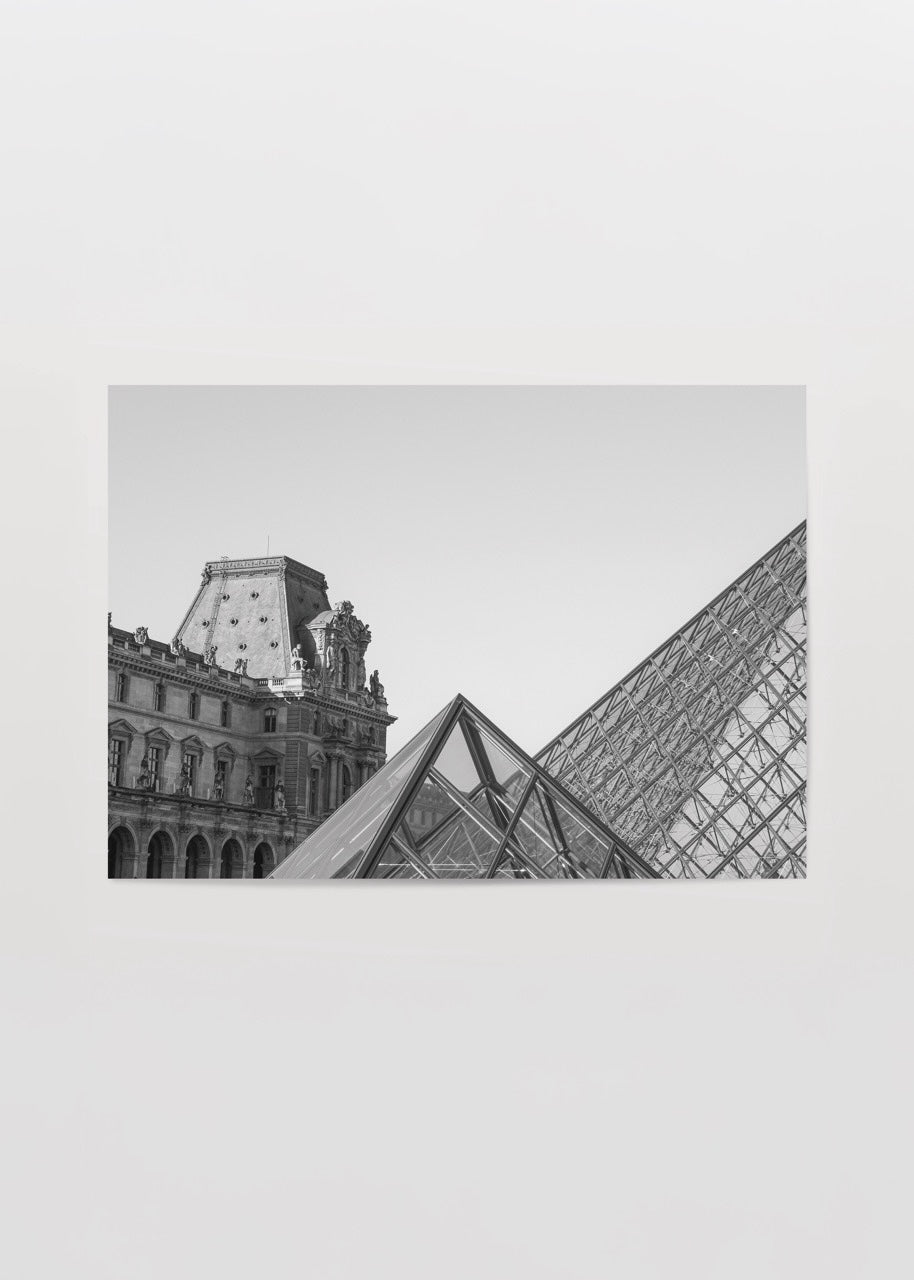louvre pyramid paris siyah beyaz mimari fotograf poster