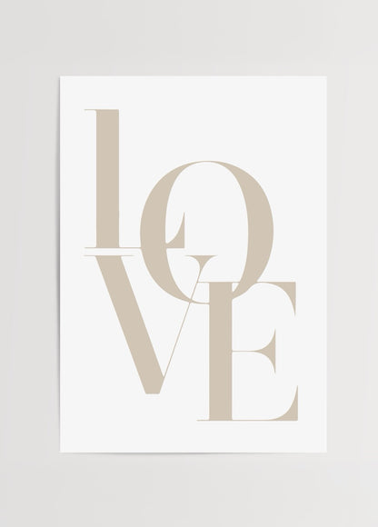 Krem zemin üzerinde bej tonlarında modern serif harflerle oluşturulmuş love yazılı tipografi poster