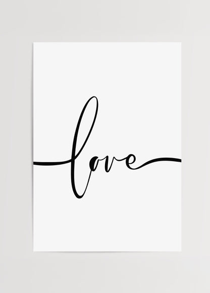 Siyah el yazısıyla yazılmış “love” kelimesi içeren beyaz zeminli minimal tipografi posteri