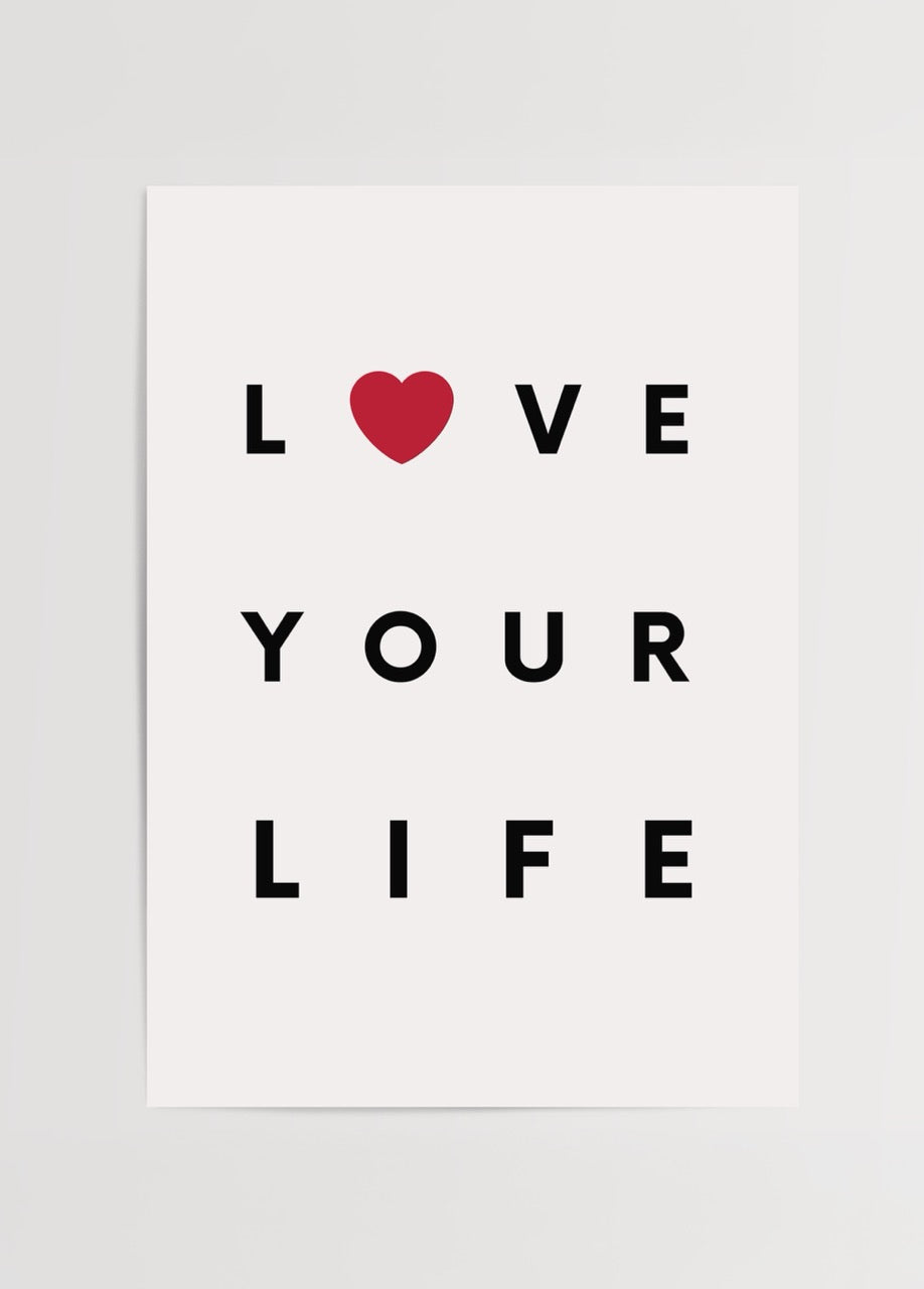 LOVE YOUR LIFE yazılı ve kalp simgeli siyah tipografi posteri beyaz arka plan üzerinde