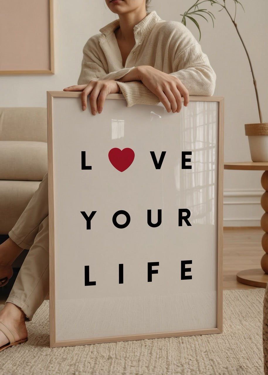 LOVE YOUR LIFE yazılı ve kalp simgeli siyah tipografi posteri beyaz arka plan üzerinde