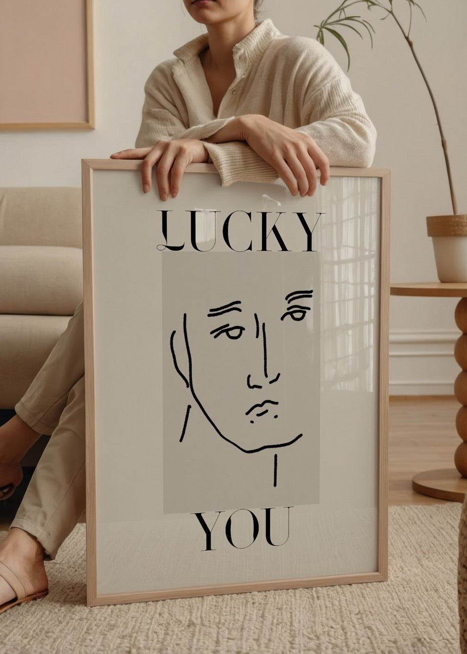 Siyah çizgi yüz illüstrasyonu ve “Lucky You” tipografi tasarımlı minimalist Lucky You Line Art modern duvar posteri.