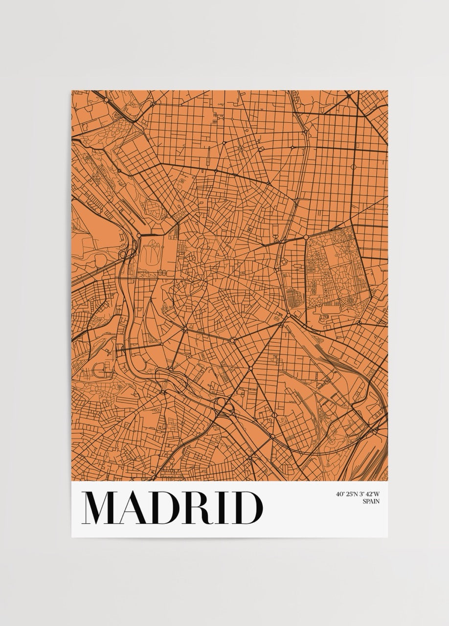 Turuncu zemin üzerine siyah çizgilerle tasarlanmış Madrid şehir haritası posteri, modern ve enerjik dekor anlayışı için ideal bir seçenek.