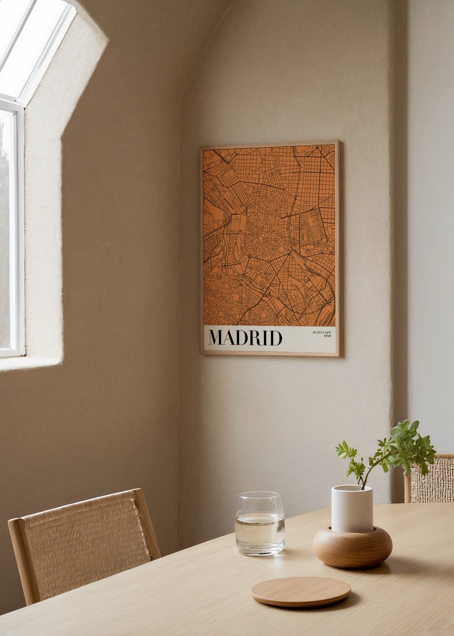 Turuncu zemin üzerine siyah çizgilerle tasarlanmış Madrid şehir haritası posteri, modern ve enerjik dekor anlayışı için ideal bir seçenek.