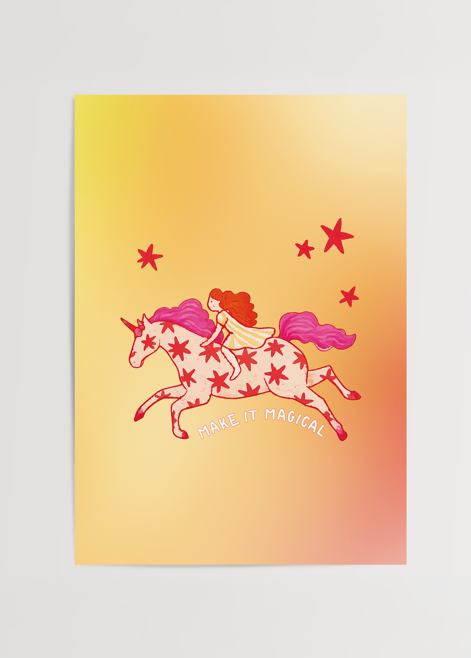 Sarı ve pembe degrade zemin üzerinde yıldız desenli unicorn üzerinde oturan küçük kız figürünü gösteren Yaren Karaman illüstrasyon posteri.