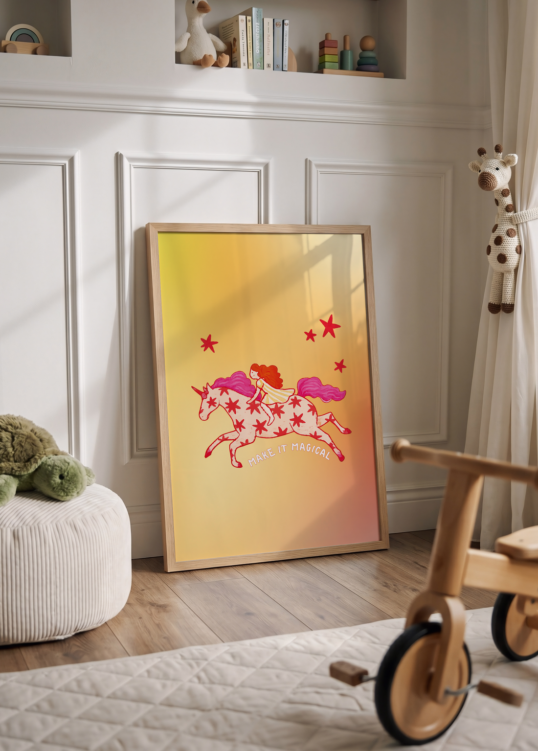 Sarı ve pembe degrade zemin üzerinde yıldız desenli unicorn üzerinde oturan küçük kız figürünü gösteren Yaren Karaman illüstrasyon posteri.