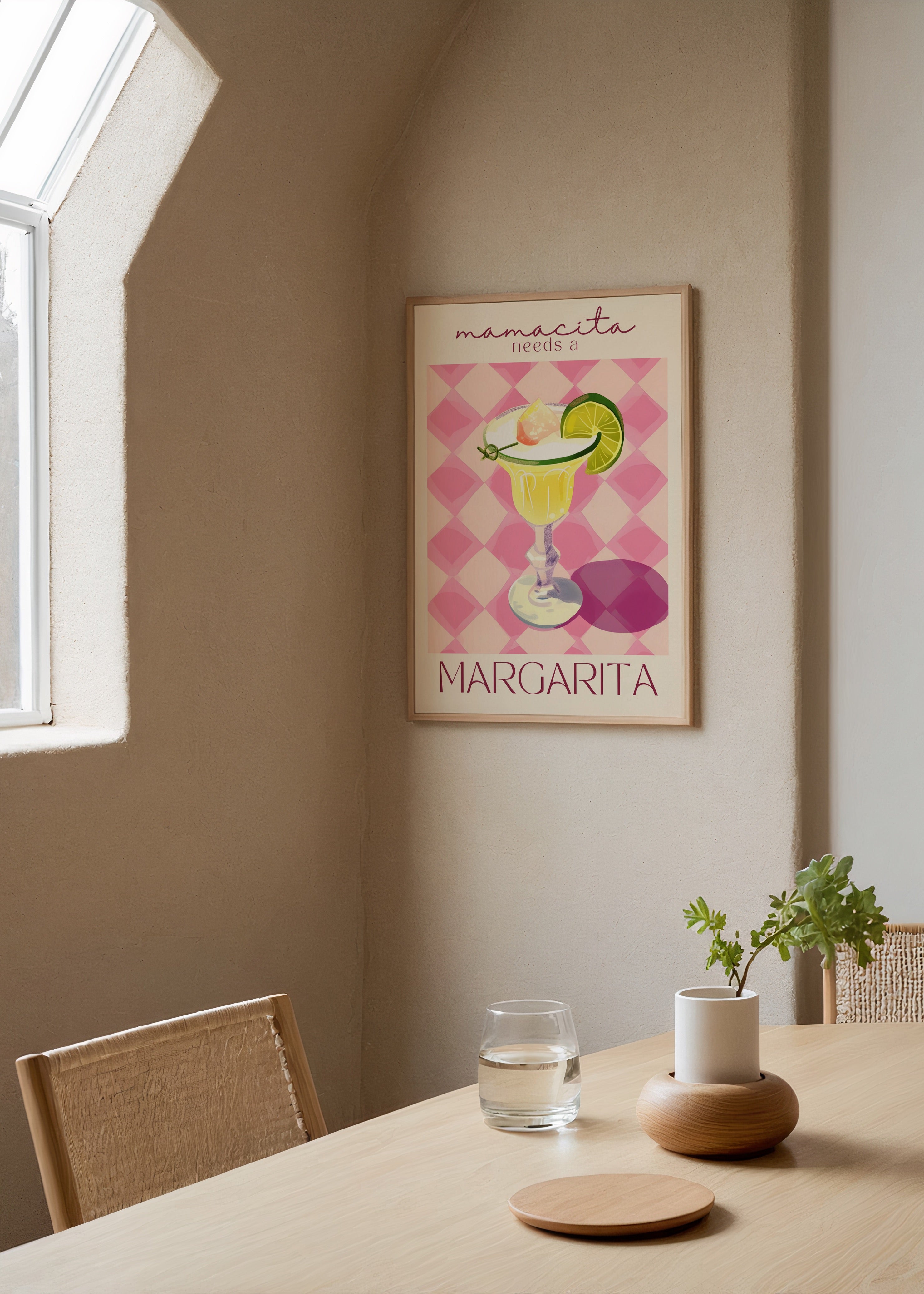 Pembe desenli arka planda limon dilimli margarita bardağı ve Mamacita needs a margarita yazılı kokteyl poster