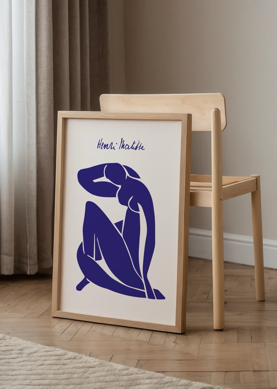 Beyaz zemin üzerine lacivert kes-yapıştır kadın figürü içeren Matisse tarzı poster