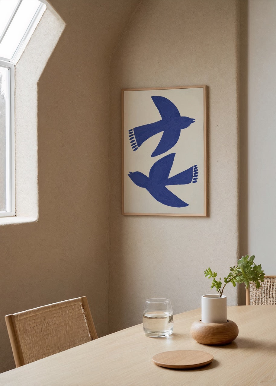 Beyaz zemin üzerinde uçan iki koyu mavi kuş çizimli modern ve sade poster baskı