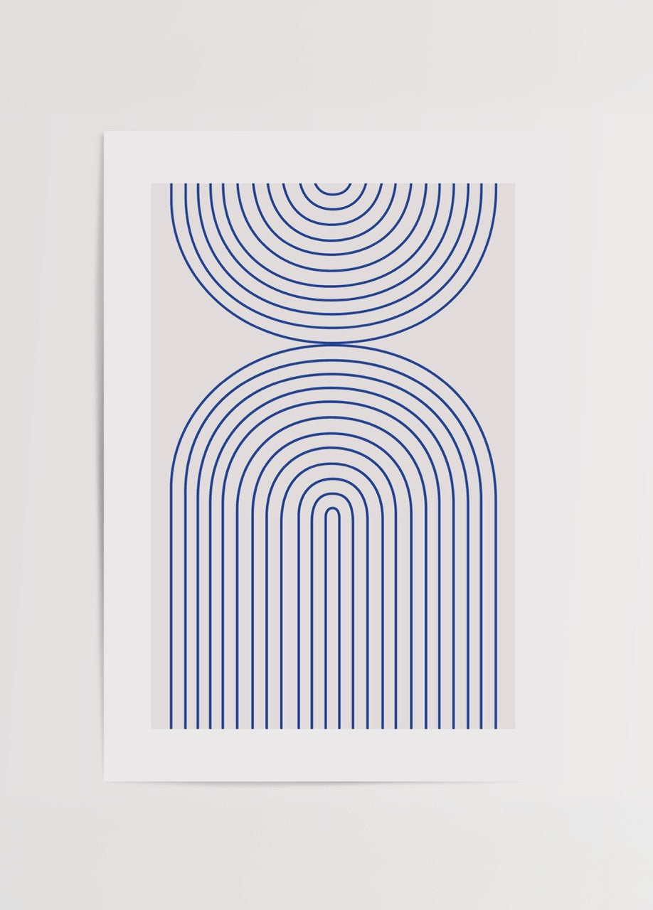 Simetrik mavi çizgilerden oluşan yarım daire poster – geometrik ve minimalist duvar dekoru