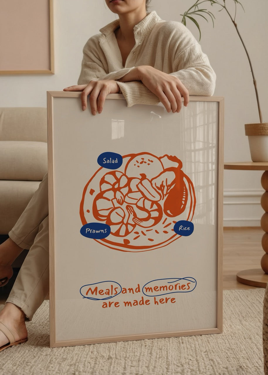 Karides, pilav ve salatalı yemek tabağı illüstrasyonu ve “Meals and memories are made here” yazılı mutfak posteri