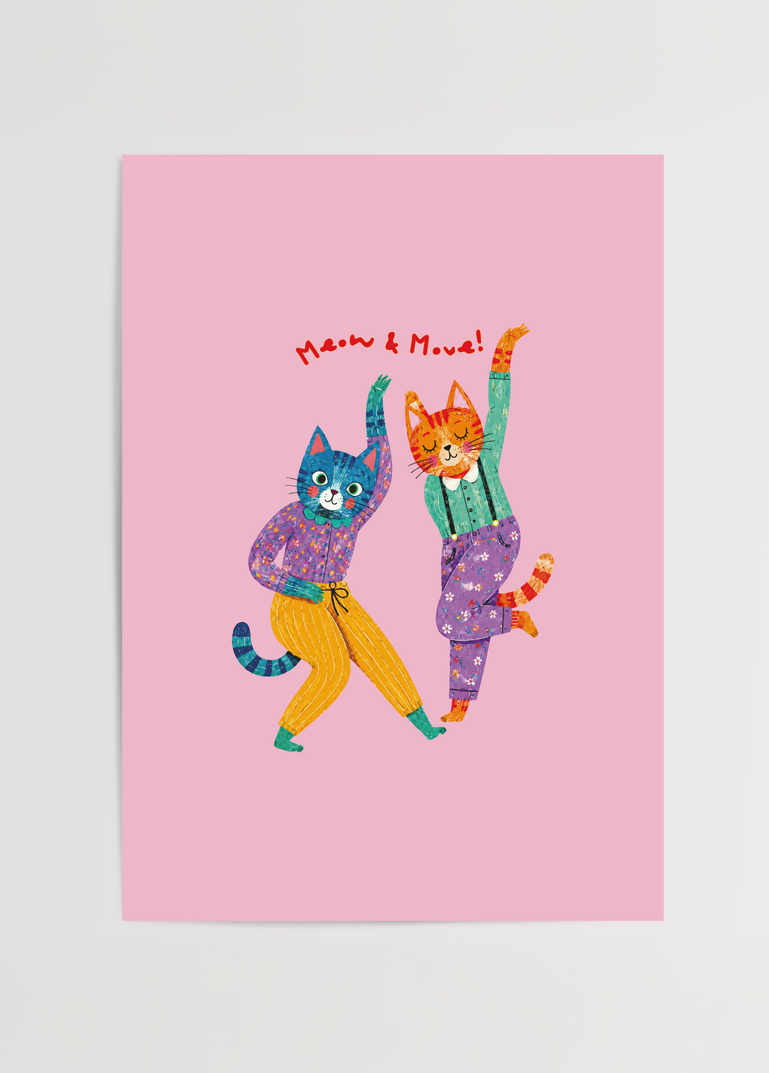 Pembe zemin üzerinde dans eden iki renkli kedi karakterini gösteren Yaren Karaman illüstrasyon posteri.