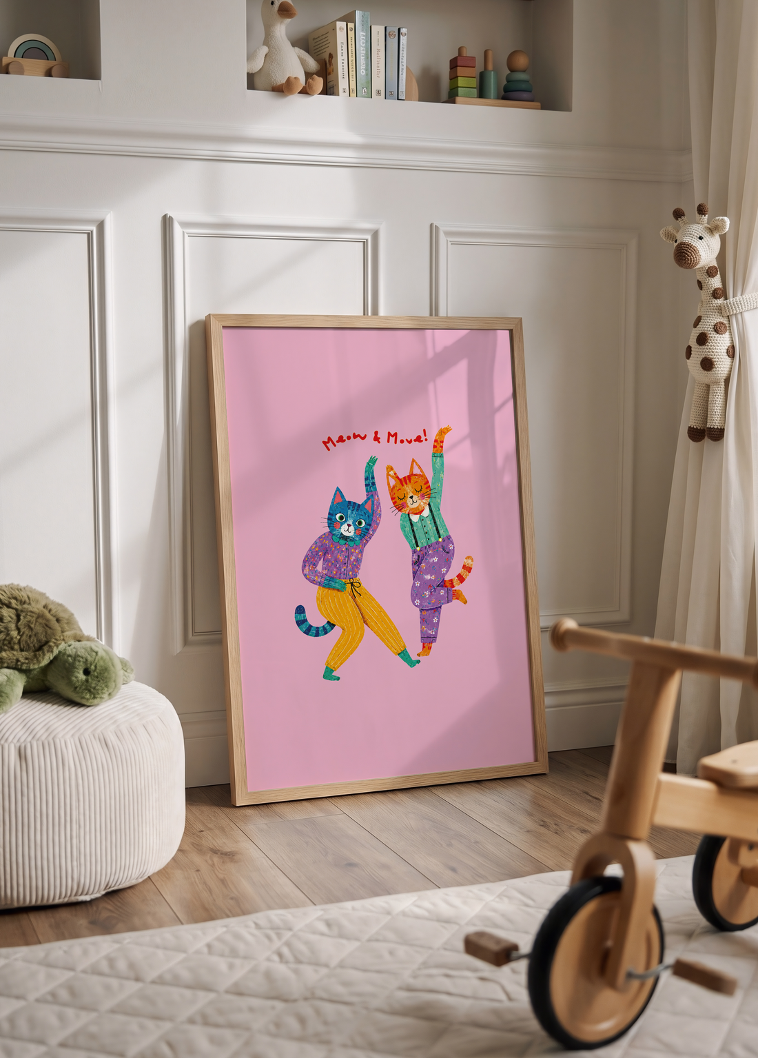 Pembe zemin üzerinde dans eden iki renkli kedi karakterini gösteren Yaren Karaman illüstrasyon posteri.