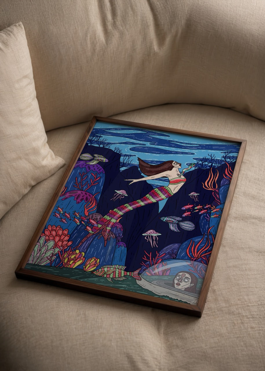 Renkli mercanlar ve deniz canlıları arasında yüzen uzun saçlı deniz kızı illüstrasyonu.