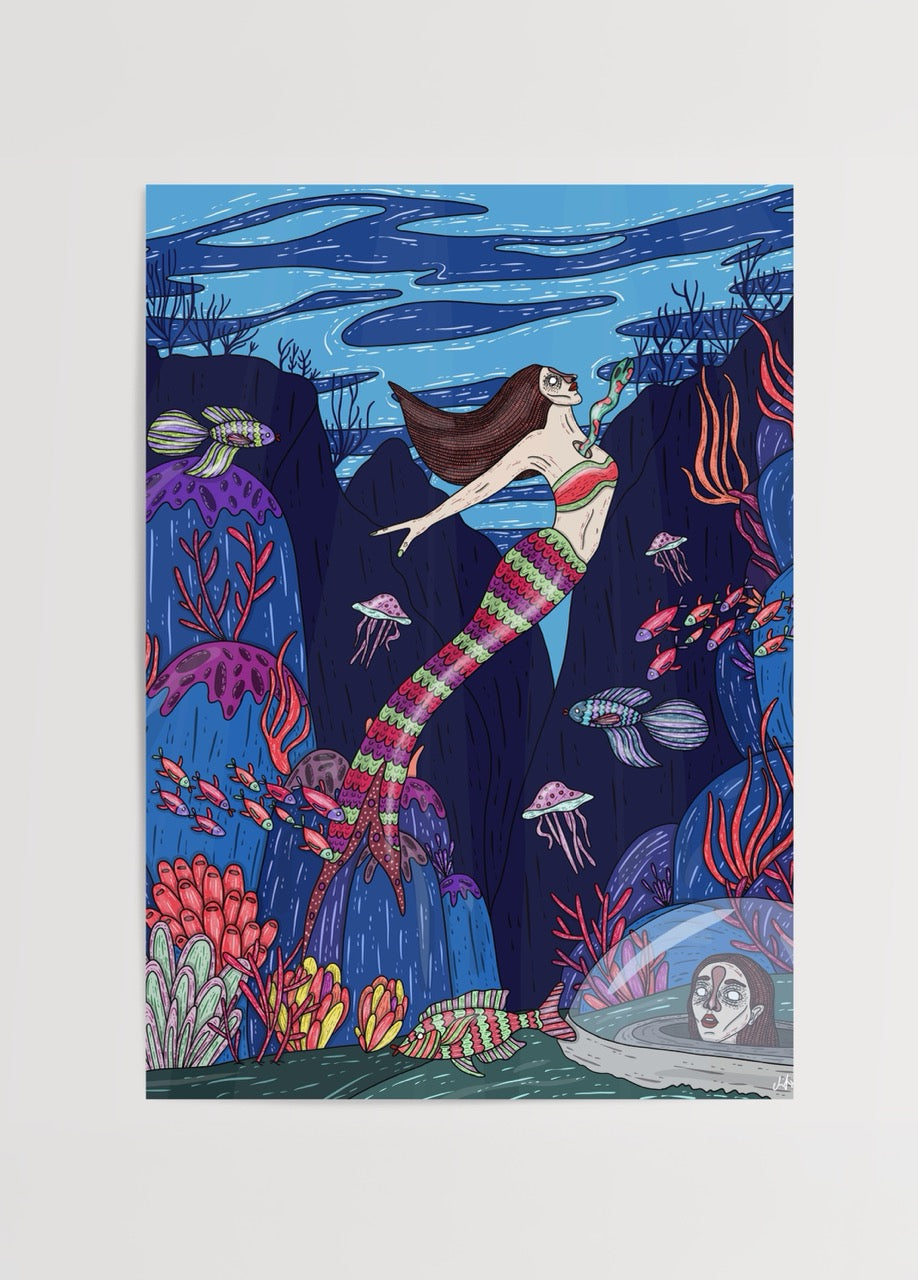 Renkli mercanlar ve deniz canlıları arasında yüzen uzun saçlı deniz kızı illüstrasyonu.